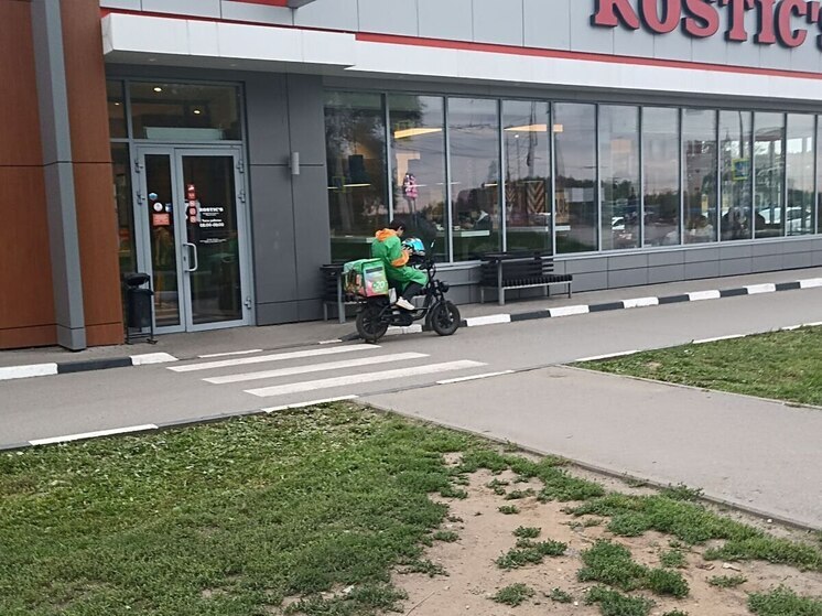 Курьерам на электротранспорте в Петербурге с июля ограничат скорость