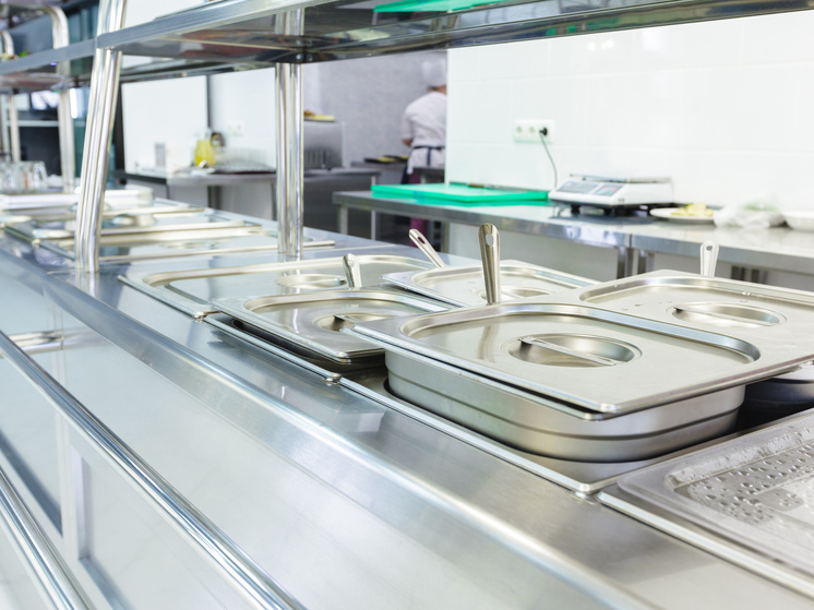 В школах Томской области выявили нарушения с продуктами питания