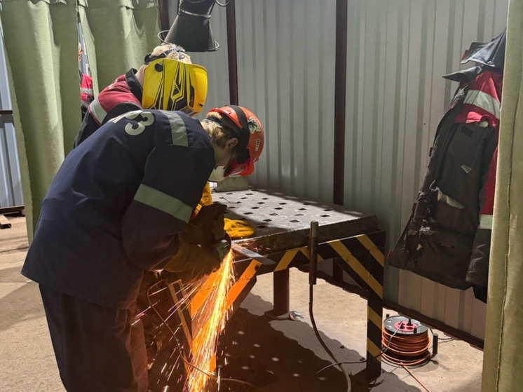 Будущие судостроители Мурманской области сдали экзамен прямо в цехе