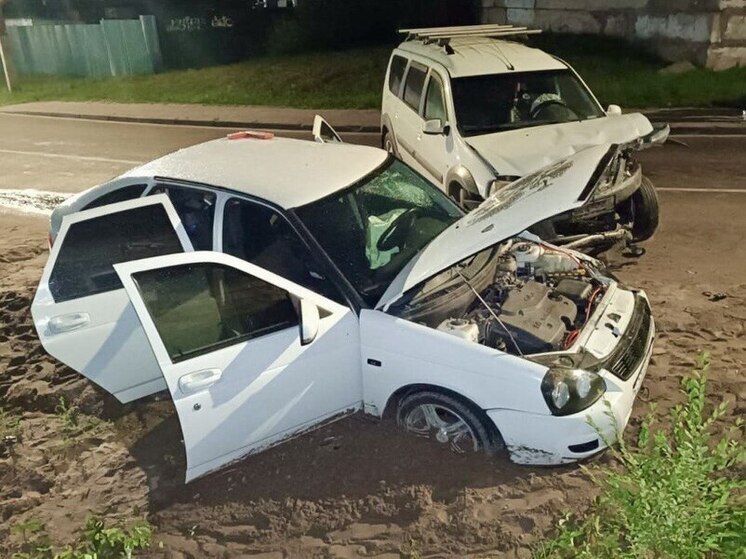 4 человека пострадали при столкновении встречных автомобилей в Воронеже