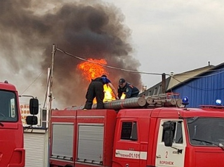Мужчина получил ожоги в страшном пожаре в воронежском Нижнем Кисляе