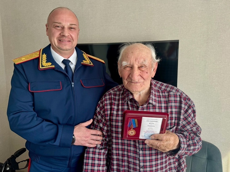 Следственный комитет Великого Новгорода наградил ветерана медалью «80 лет Победы»