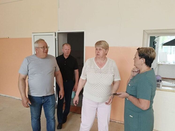 Галина Полякова вместе с Сергеем Охотниковым проверили ход ремонтных работ в Островской средней школе