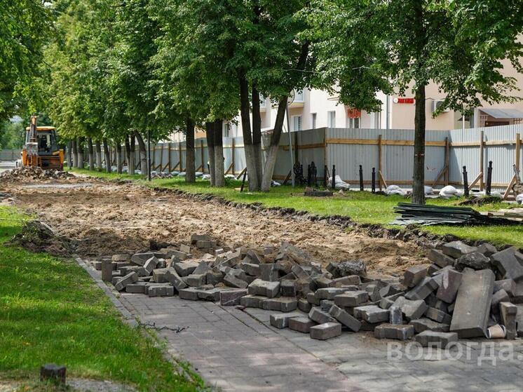 На Пушкинской аллее в Вологде демонтируют старую плитку