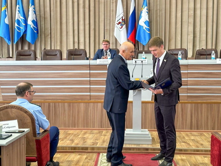 В Йошкар-Оле ветерана Росгвардии Георгия Попенова наградили почётной грамотой за вклад в патриотическое воспитание