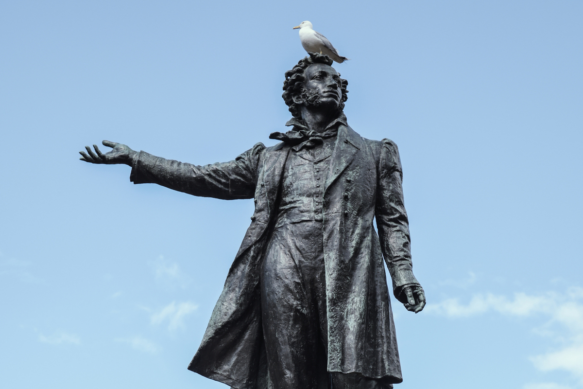 Общественники во Львове вызвали полицию из-за продажи книг на русском языке