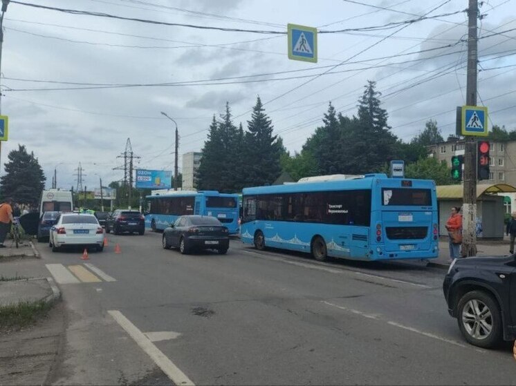 В Твери иномарка сбила на пешеходном переходе двух подростков