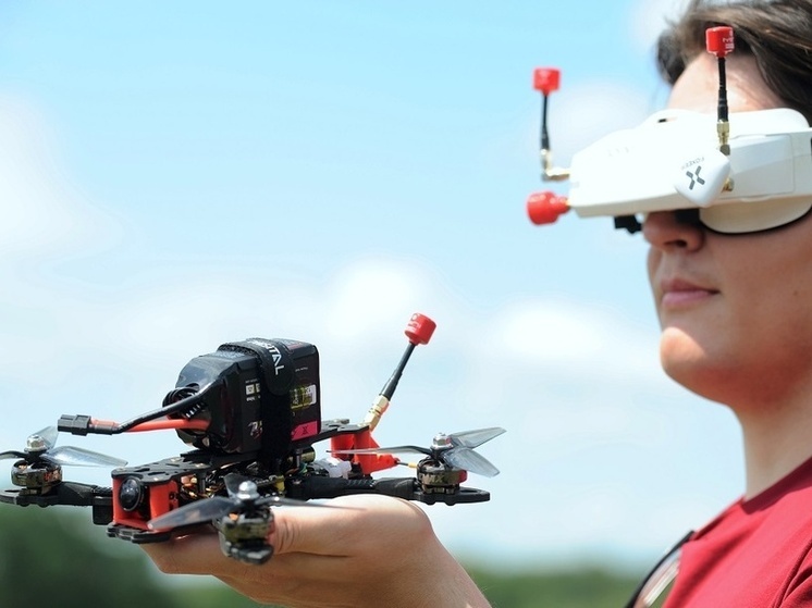 Сотрудники ГУ Росгвардии по ДНР организовали обучение школьников управлению FPV-дронами