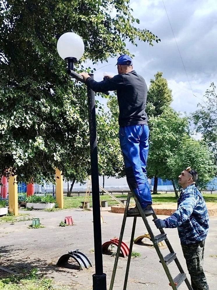 В Орле в сквере Новикова установили новые светильники