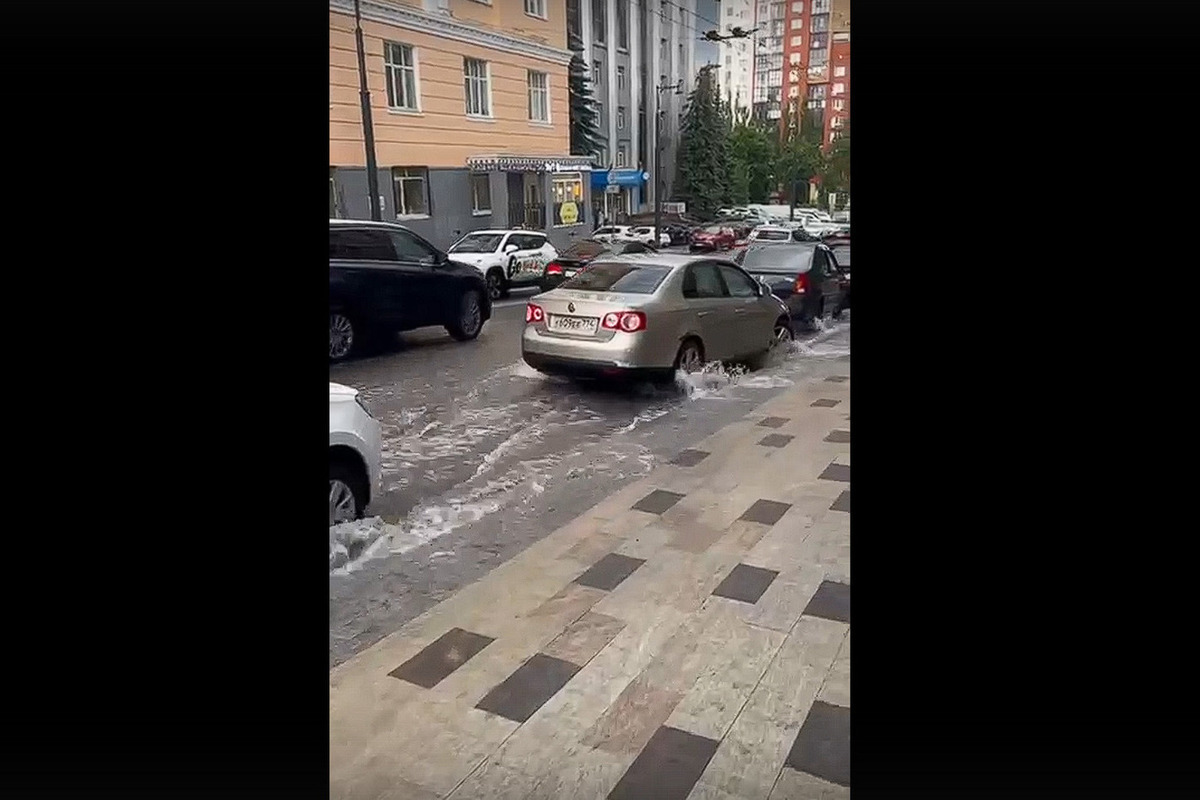 Из-за непогоды в Уфе попадали деревья и затопило улицы