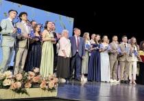 Торжественная церемония вручения аттестатов состоялась в чебоксарском лицее № 44, положив начало череде выпускных балов в республике