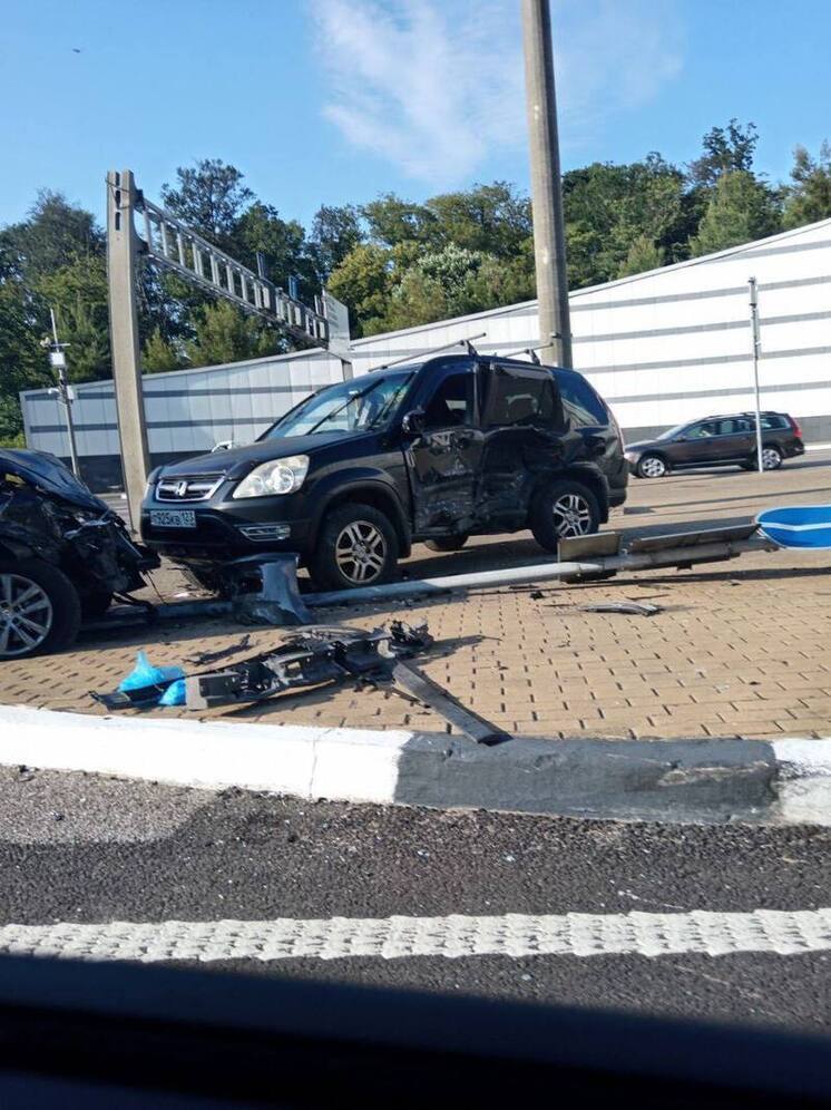 На дублёре Курортного проспекта в Сочи столкнулись три автомобиля