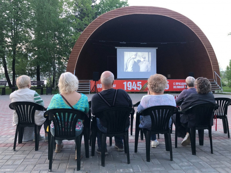 В костромских парках проходят театральные постановки и кинопоказы