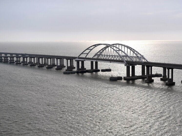 На Крымском мосту приостановлено движение всего автотранспорта