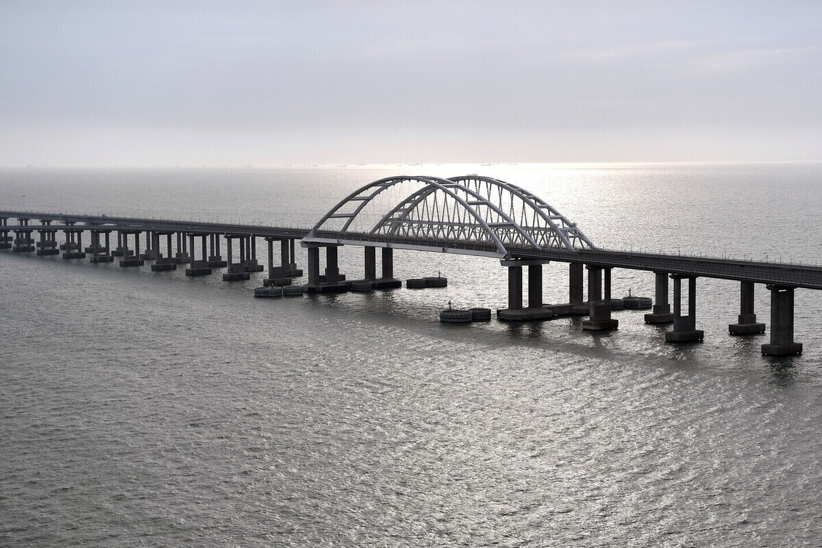 «Сохранять спокойствие»: автомобилям временно закрыли доступ к Крымскому мосту