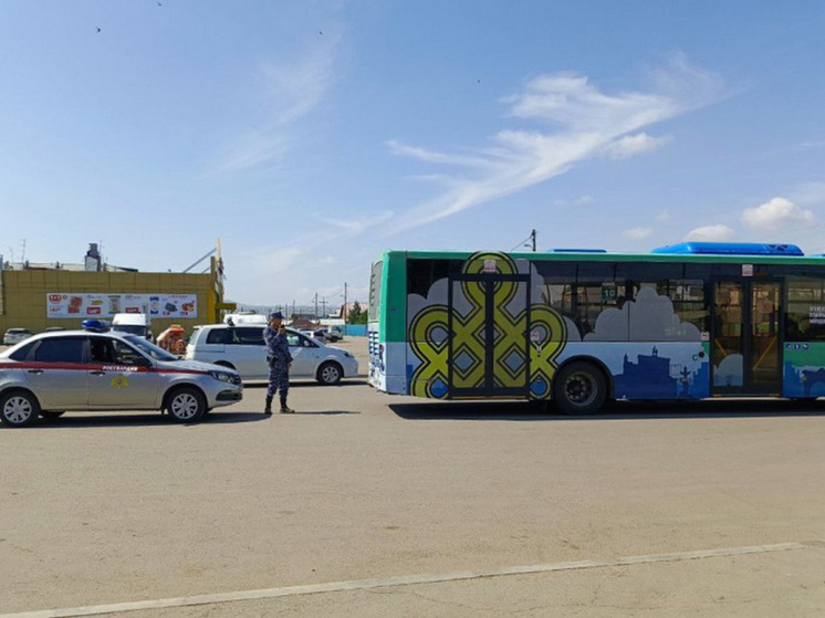 В Улан-Удэ росгвардейцы пьяного «зайца» из автобуса