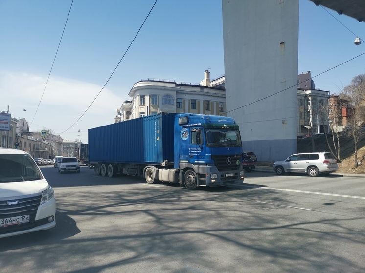 Во Владивостоке на время ВЭФ ограничат движение большегрузного и опасного транспорта