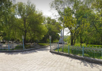 В бийском сквере Кузьмы Фомченко убрали деревья и демонтируют бетонные конструкции для создания новой Набережной и масштабного обновления зеленой зоны