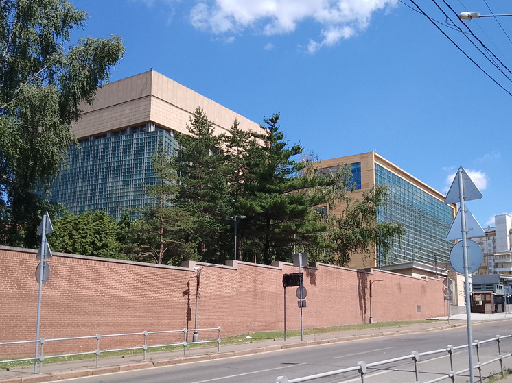 Посол США Линн Трейси завершает работу в РФ и покидает Москву