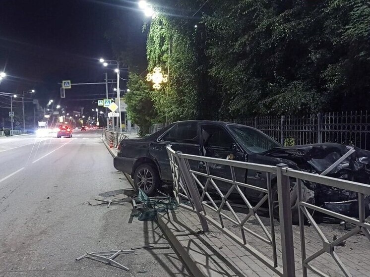 На Алтае пьяный водитель выехал на встречку и пробил пешеходное ограждение