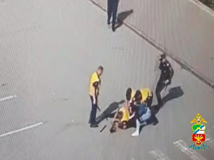 Сотрудница полиции обезвредила вооруженного дебошира в Омске