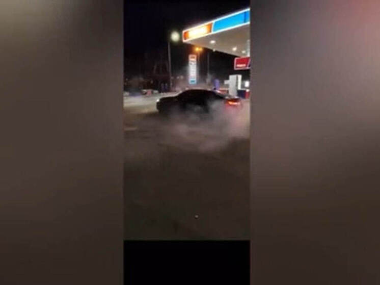 Блогера-лихача на «Мерседесе» задержала полиция после автошоу в центре Петербурга