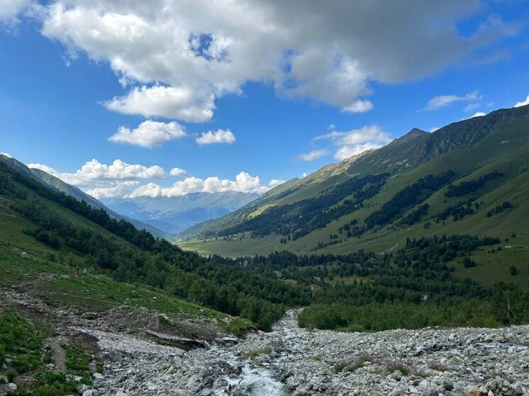 Спасатели на носилках спустили туриста, пострадавшего на Софийских водопадах в КЧР