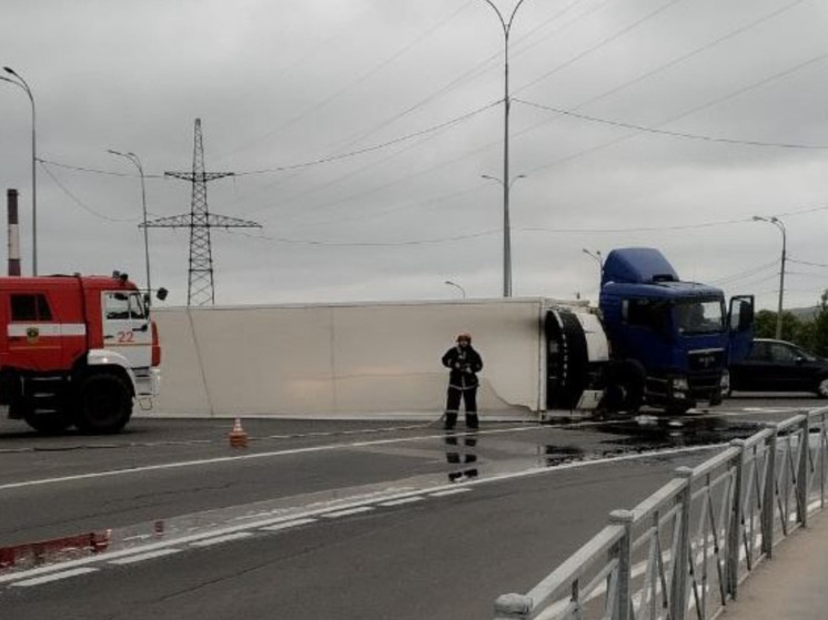 В Кольском районе перевернулся полуприцеп, топливо разлилось по дороге