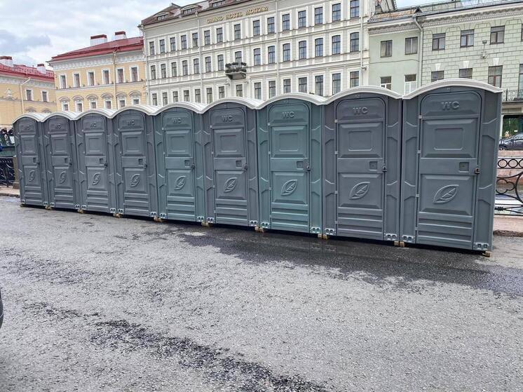 Более 600 передвижных туалетов установят в Петербурге к «Алым парусам»