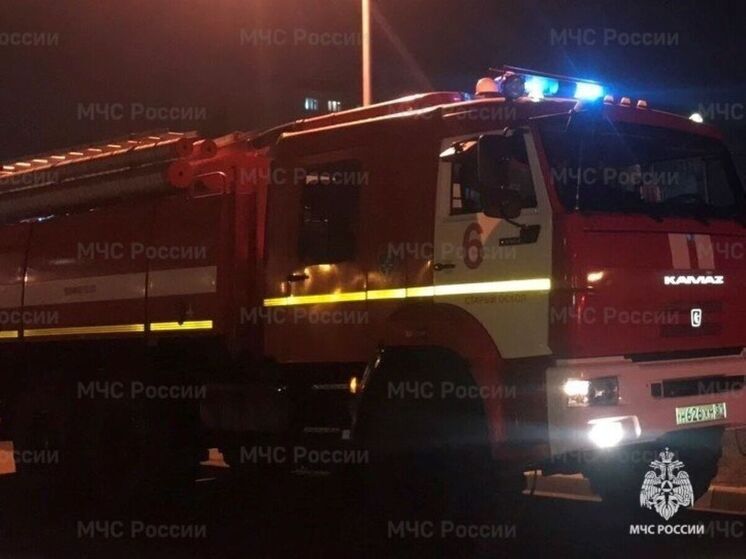 В Старом Осколе загорелось кафе: огонь повредил магазин и киоск