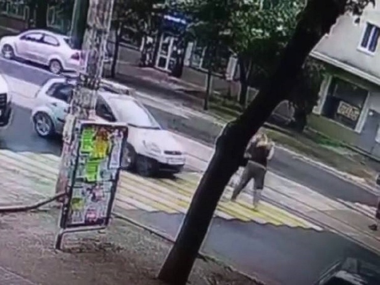 В Мариуполе водитель на пешеходном переходе сбил девушку