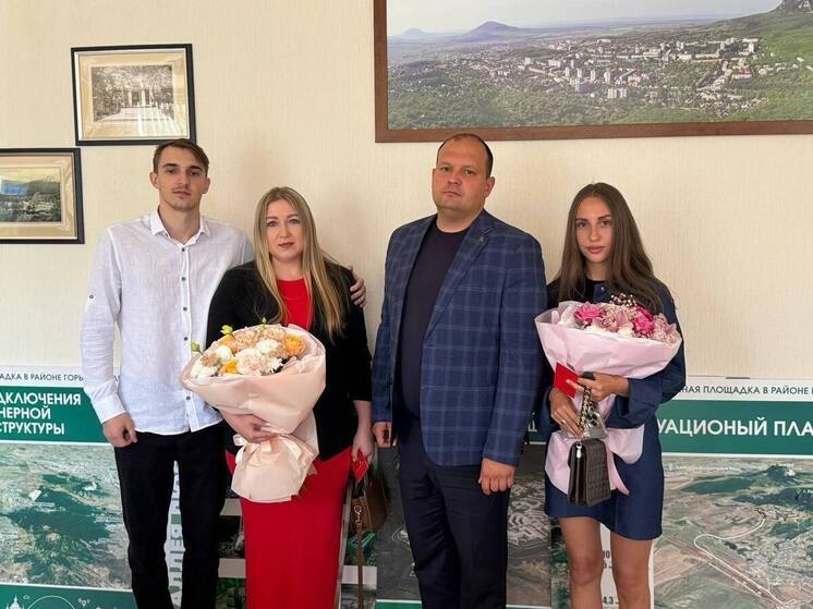 В Железноводске жёнам участников СВО вручили награды