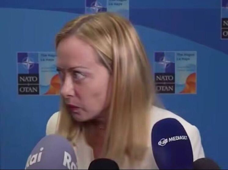 Странное поведение Мелони на саммите НАТО стало поводом для шуток в Сети