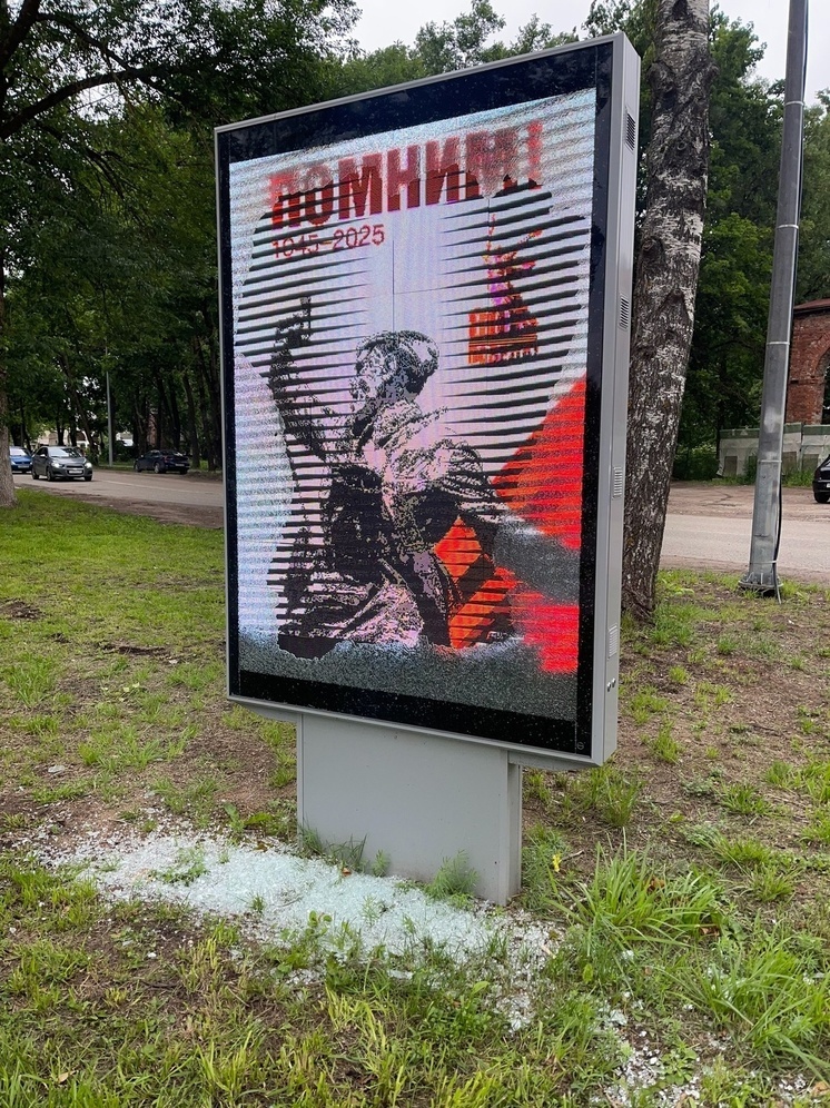 В Тверской области вандалы опять разбили сити-формат за миллион рублей