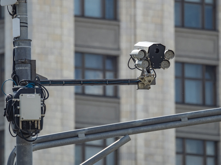 Озвучена сумма штрафа за показ среднего пальца в камеру фиксации нарушений