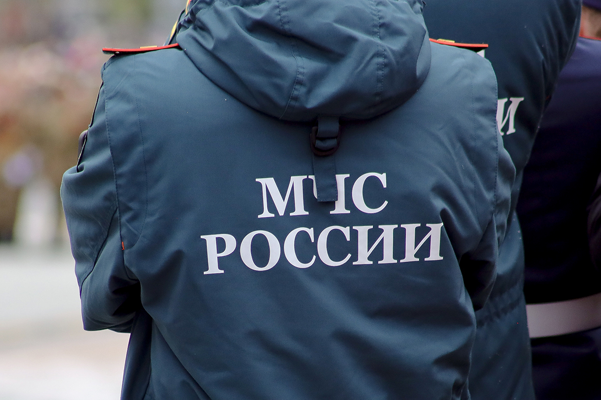 Спасатели освободили девочку, у которой голова застряла в качелях