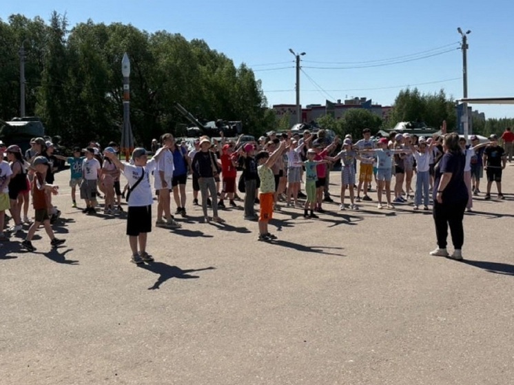 Костромичей зовут в городские парки на йогу и зарядку с робопсом Пикселем