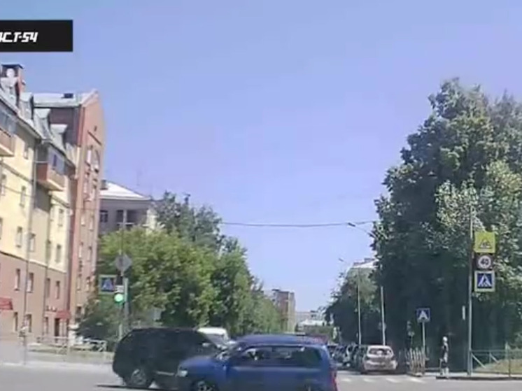 Кроссовер столкнулся с другим автомобилем в центре Новосибирска