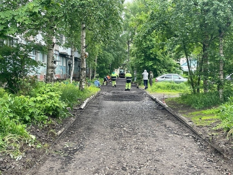 В Северном округе Архангельска начали ремонтировать дворовые проезды