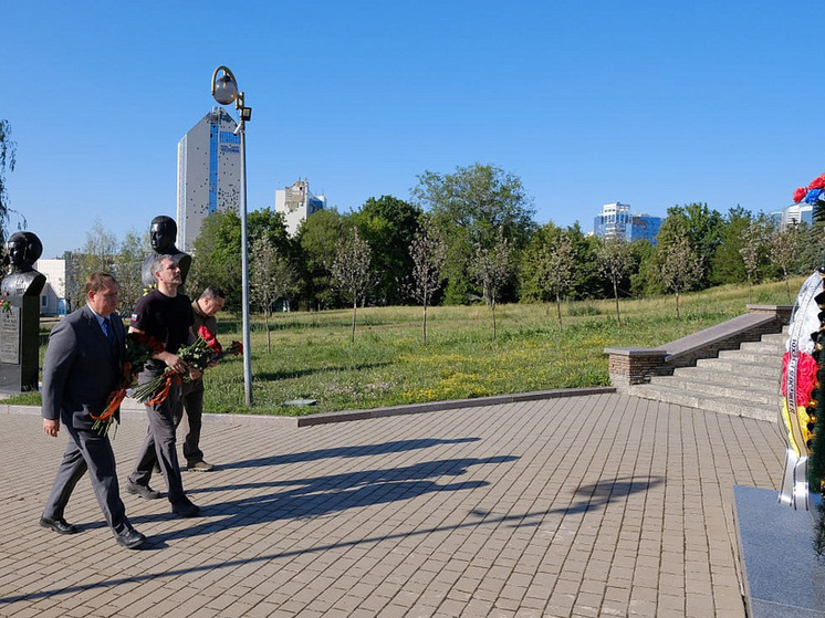 Губернатор Амурской области посетил Аллею Героев в Донецке, где отдал дань памяти защитникам региона