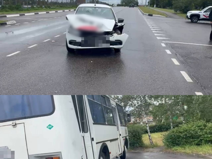 В Старом Осколе легковушка врезалась в автобус: есть пострадавший