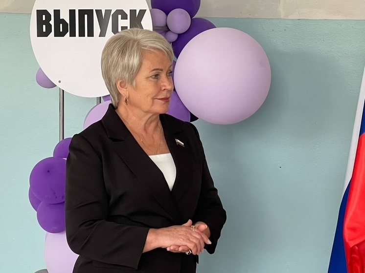 Председатель Оренбургского городского Совета Ольга Березнева вручила аттестаты выпускникам школы №64