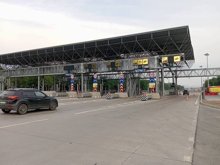 Внедорожник на Восточном выезде в Уфе снес шлагбаум и проехал бесплатно