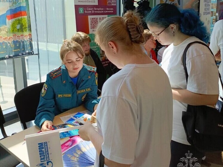 Новгородские спасатели поделились опытом на Всероссийской ярмарке трудоустройства
