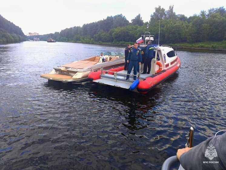 Пятилетний ребенок упал в воду с катера на канале им. Москвы