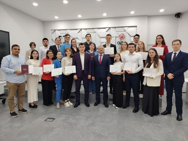 Алексей Касьянов вручил дипломы выпускникам Малой академии государственного управления