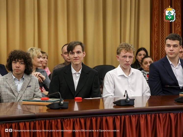 Выпускникам школ НАО вручили медали «За особые успехи в учении»