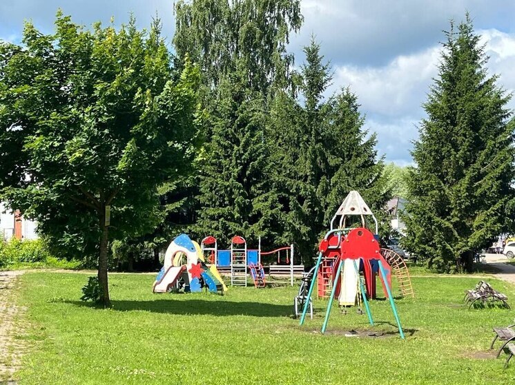 В Думиничах благодаря прокуратуре привели в порядок детскую площадку