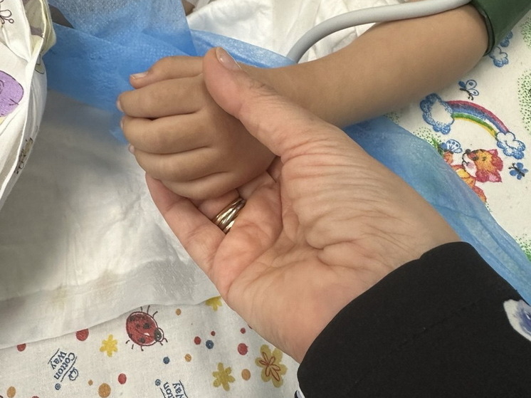 Брошенный на пол в Шереметьево ребенок начал приоткрывать глаза