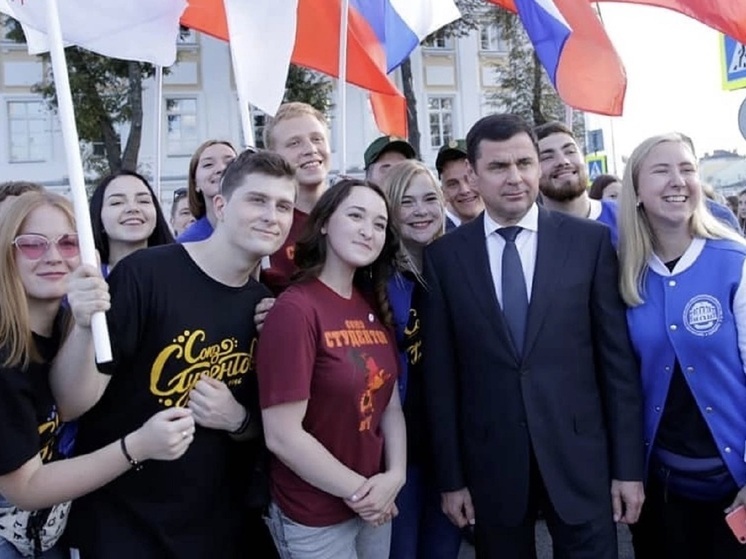 Помощник Президента РФ, председатель Комиссии по кадровой политике Госсовета Дмитрий Миронов поздравил ярославцев с Днем молодежи